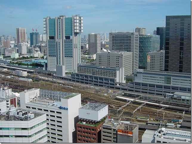 品川駅の高輪口から港南口の眺め
