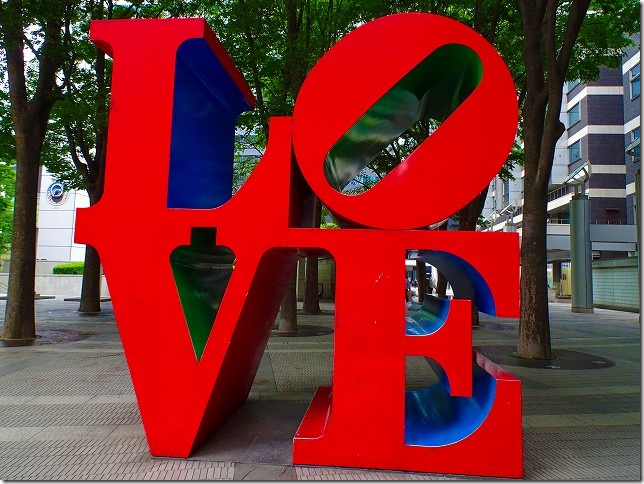新宿アイランドタワー　LOVE　彫刻